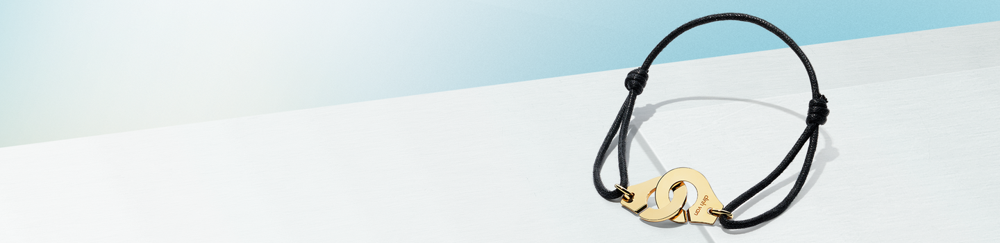 Un bracelet dinh van sur un fond blanc et bleu.